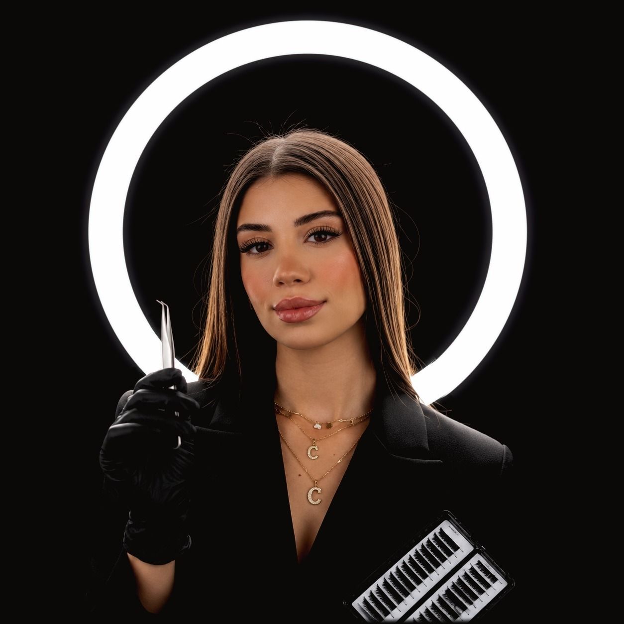 Camili Krauser em seu ateliê de beleza, diante de uma ring light